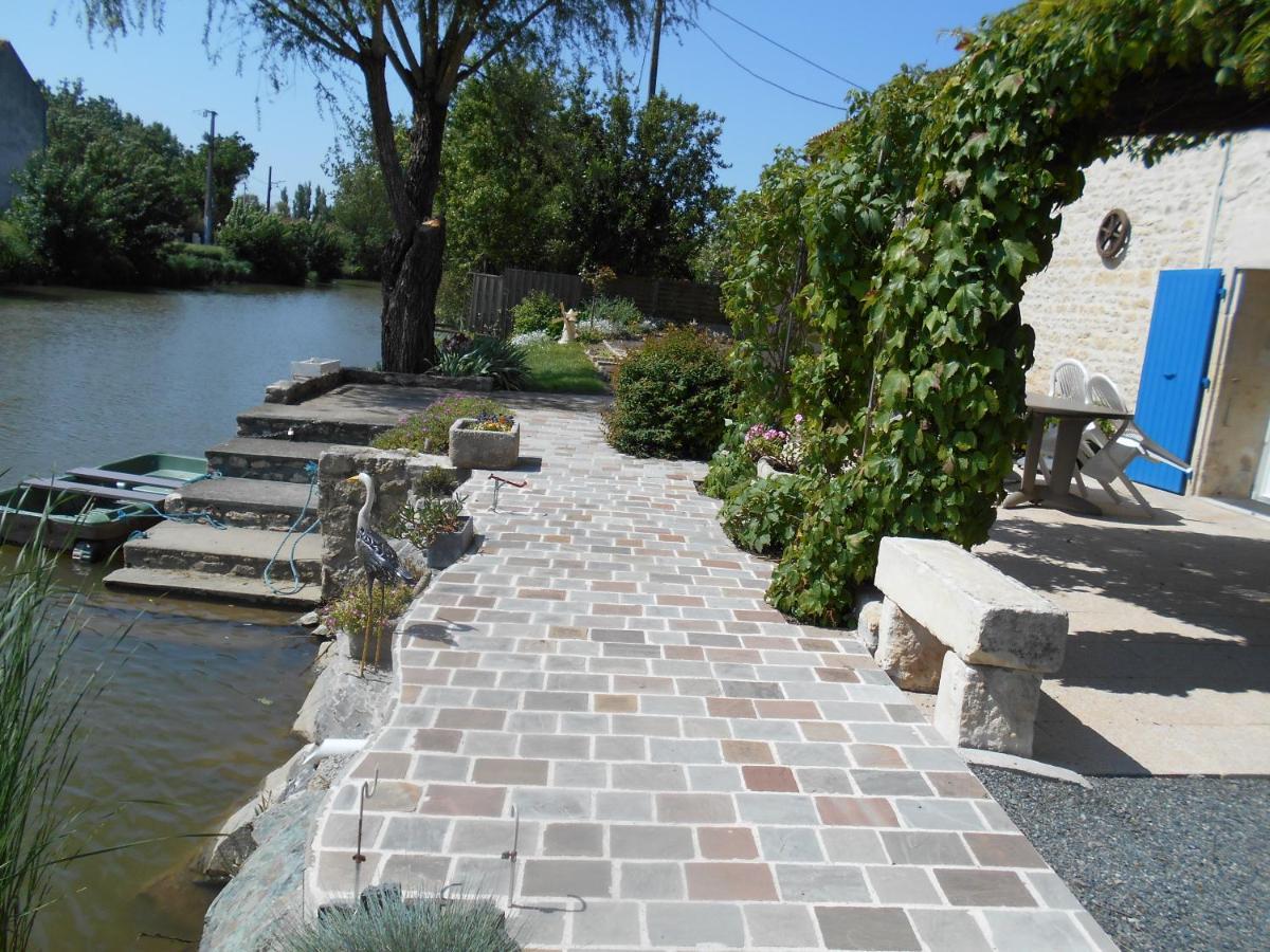 Marais Poitevin Gite "Volets Bleu Clair": Rustic Retreat with Fishing, Boating, and Cycling La Taillee Exterior photo