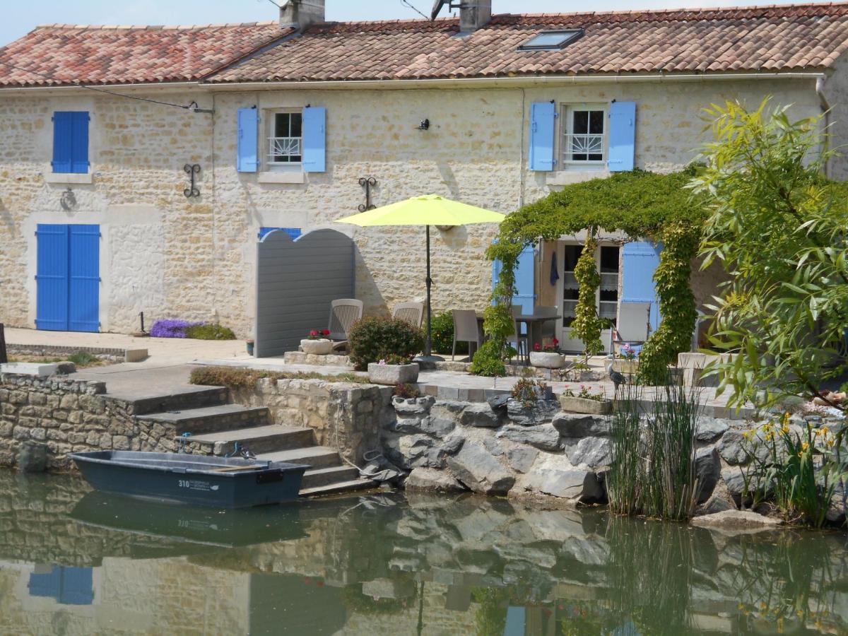 Marais Poitevin Gite "Volets Bleu Clair": Rustic Retreat with Fishing, Boating, and Cycling La Taillee Exterior photo