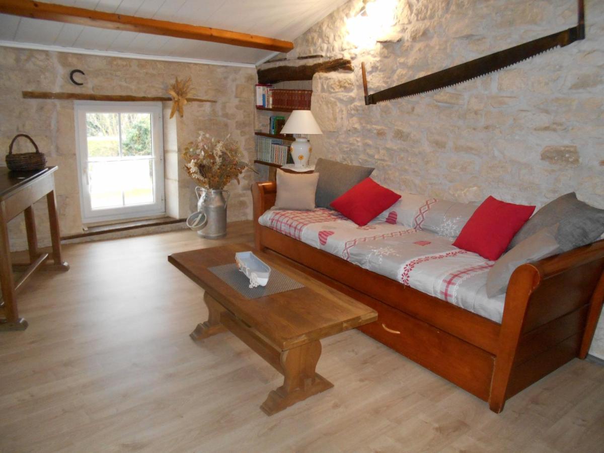 Marais Poitevin Gite "Volets Bleu Clair": Rustic Retreat with Fishing, Boating, and Cycling La Taillee Exterior photo