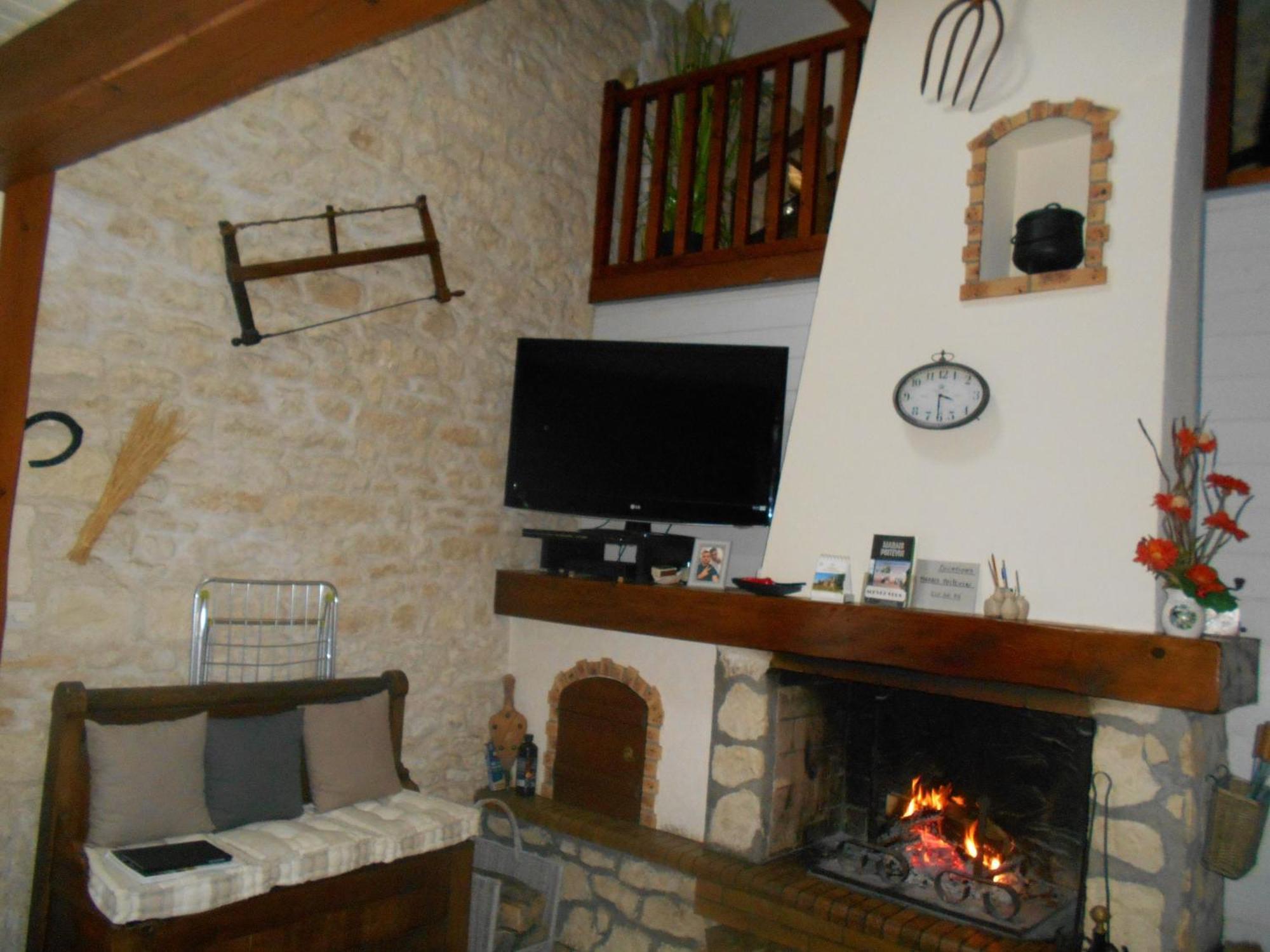 Marais Poitevin Gite "Volets Bleu Clair": Rustic Retreat with Fishing, Boating, and Cycling La Taillee Exterior photo